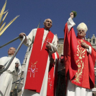 El obispo de León, Julián López (C), bendice las palmas en la celebración del Domingo de Ramos