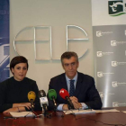 Margarita Serna y Javier Cepedano, ayer durante la firma del convenio entre España Duero y Fele. DL