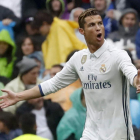 Cristiano Ronaldo celebra su gol al Valencia, el primero del Real Madrid frente a un rival que estuvo a punto de sumar en el Bernabéu. LIZÓN