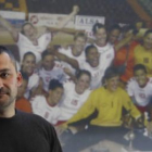 Soto en su despacho y al fondo la foto de su mayor éxito: la conquista de la Copa ABF.