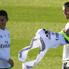 Karim Benzema, derecha, junto al centrocampista colombiano James Rodríguez.