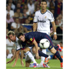 Messi y Coentrao, con Cristiano detrás, en uno de los clásicos.