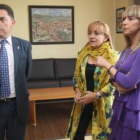 Marcos Martínez, Isabel Carrasco y Mª Eugenia Gancedo conversan antes de comenzar la reunión