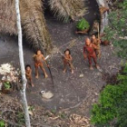 Fotografía de cinco miembros de la tribu de diferentes edades y en aparente buen estado físico.