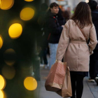 El Ecova advierte de que las compras navideñas no resuelven el problema del comercio por la retracción del consumo. AKMEN