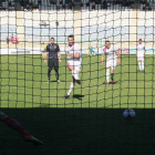 Raúl Torres marca de penalti uno de los tres goles conseguidos en el partido frente al Palencia que acabó con un 3-0 final.