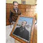 Domingo Carrasco muestra el retrato del escritor en la sala de profesores del Instituto Gil y Carrasco