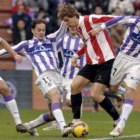 El jugador bilbaino Llorente, rodeado de contrarios