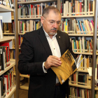 El profesor de Fenomenología criminal y escritor Ricardo Magaz, en la biblioteca del Musac