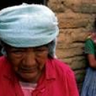 Una mujer y una niña indígena de Guatemala, uno de los países con mayor pobreza infantil extrema