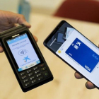 Demostración de pago con el móvil de Samsung Pay y CaixaBank.