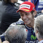 Valentino Rossi recibe las felicitaciones de su equipo tras lograr la 'pole position' en Cheste.