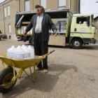 Uno de los afectados por el problema del arsénico lleva varias garrafas de agua