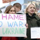 Dos jóvenes participan en una protesta contra la intervención de Rusia en Ucrania, el lunes en Bruselas.