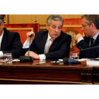 Agustín Rajoy, Emilio Gutiérrez y José María López Benito conversan durante el transcurso del Pleno celebrado ayer.