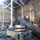 Tableros, maquinaria y herramientas quedaron calcinados en el interior de la nave.