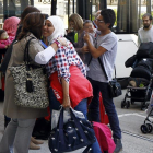 Llegan 49 refugiados a España, que ya acoge a 2.782 solicitantes de asilo Un grupo de refugiados a su llegada al aeropuerto de Adolfo Suárez Madrid-Barajas.