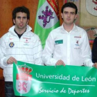 Javier Alonso y Jorge García con el emblema de la Universidad