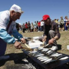 Las sardinas se van repartiendo según salen de la plancha