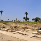 Vista del templo localizado en las excavaciones en Berri Suef y, a la derecha, detalle del rey Ptolomeo II grabado en uno de los muros.