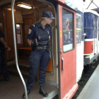 Agentes de la policía francesa patrullando por la estación de tren.