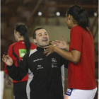 El técnico Diego Soto conversa con la pivote Aline.