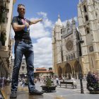 Rafa Lomana siente arraigo por su tierra y cada vez que viene a León, «visito a mi Catedral». JESÚS