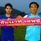 Galán posa con la bufanda del Chainat junto al presidente del club.