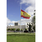 La bandera de España ondea a media asta en el barrio de Eras de Renueva de León