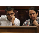 Iñigo Errejón y Pablo Iglesias en sus escaños del Congreso de los Diputados. BALLESTEROS