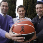 VIcente Bultó, Jorge Martínez y Juan José Martínez posan con el balón oficial de la ACB.