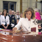 La alcaldesa de Madrid, Ana Botella, impone una medalla al féretro de la agente fallecida.