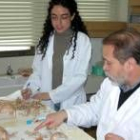 Luis Caro Dobón junto a María Edén Fernández en la osteoteca de la Universidad