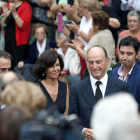 Ana Botín, acompañada de su marido Guillermo Morenés, a su llegada al funeral.