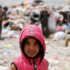 Un niño busca comida o cualquier cosa que se pueda vender en un vertedero en la capital yemení Saná, que se encuentra en una situación de extrema pobreza