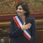 La nueva alcaldesa de París, Anne Hidalgo, luce la banda de la República Francesa tras su elección, en París, este sábado.
