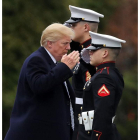 Donald Trump saluda a dos marines. SOMODEVILLA