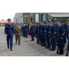 El príncipe pasa revista a la Escuadrilla de Sargentos Alumnos en la Academia Básica del Aire.