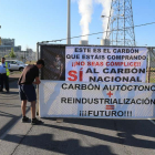 Pancarta desplegada por los mineros de Astur Leonesa en la verja que da entrada a la central térmica de Compostilla.