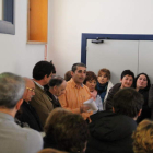 Pedro García durante la reunión que mantuvo con un grupo de usuarios del autobús de Ferral.