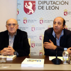 El vicepresidente de la Diputación de León, Francisco Castañón, presenta la Encuesta de Infraestructuras y Equipamiento Local de la provincia. Le acompaña el jefe de servicio, José Antonio Álvarez.