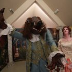 Pinocho, La Bella y la Bestia, Shrek, Cenicienta, La Bella Durmiente, Alicia en el País de las Maravillas y Caperucita Roja son algunos de los cuentos integrados
en la exposición del Museo Munic de Carracedelo y recogidos en este conjunto de imágenes que permiten aproximarse a una propuesta única de grandes escenografías y esculturas digitales, libros ilustrados históricos y mucho más.   L. DE LA MATA