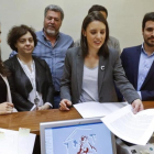 Irene Montero y Alberto Garzón registran la moción de censura de Unidos Podemos en el Congreso.