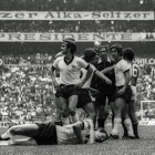 Franz Beckenbauer, tendido en el suelo tras la entrada de Fachetti en la semifinal del Mundial de 1970.