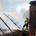 Extinción de un incendio en una palloza de Campo del Agua. DL