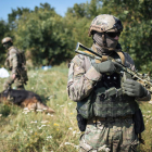 Varios soldados ucranianos inspeccionan la zona en Debalcevo.