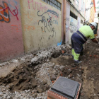 Los operarios trabajan actualmente en la reurbanización y pavimentación de la calle de la Plata.