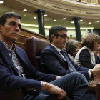 Pedro Sánchez, en su escaño, junto a su compañero de partido Patxi López. CHEMA MOYA