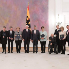 La canciller alemana, Angela Merkel, posa con los miembros de su Ejecutivo. CLEMENS BILAN