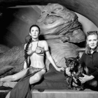 Carrie Fisher, junto a su perro Gary, el 31 de mayo del 2016 junto a la figura del museo de cera de Madame Tussaud, en Londres, que la representa con rehén de Jabba.